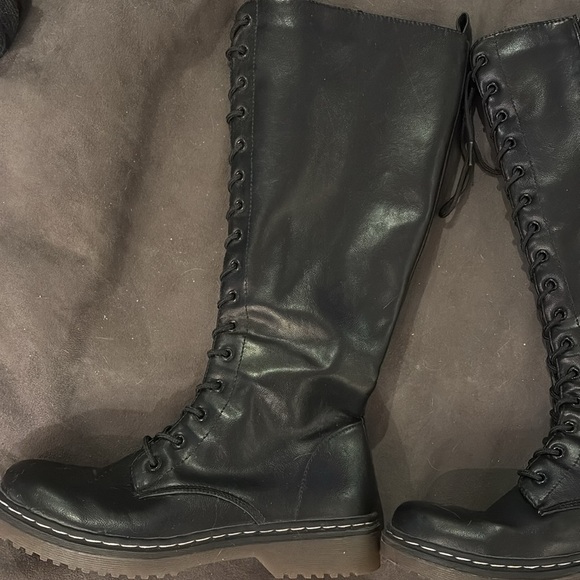 High combat boots. Zip up. Rubber treads, contrast stitch - Picture 3 of 6